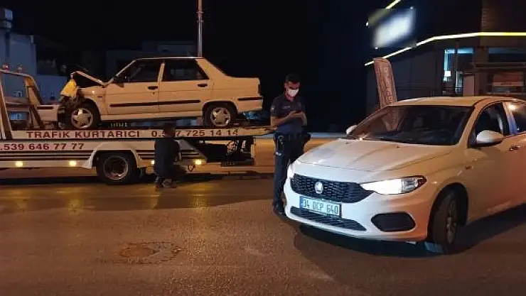 'İki otomobil çarpıştı: 2 yaralı'