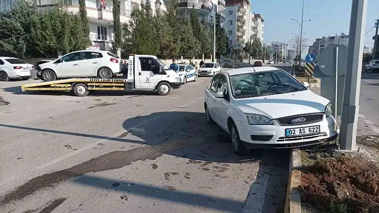 'İki otomobil çarpıştı: 2 yaralı'