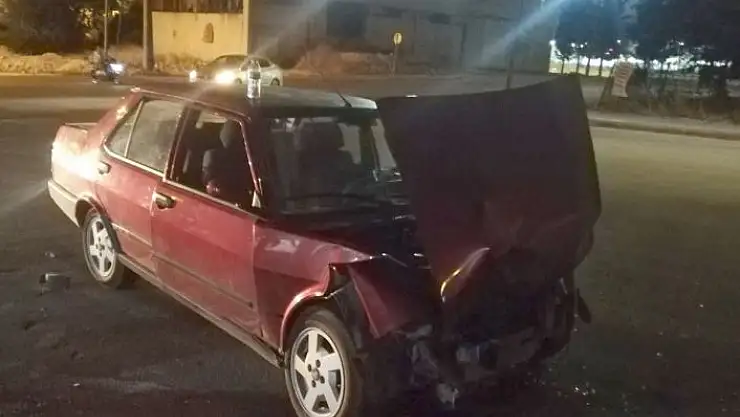 'İki otomobil çarpıştı: 3 yaralı'