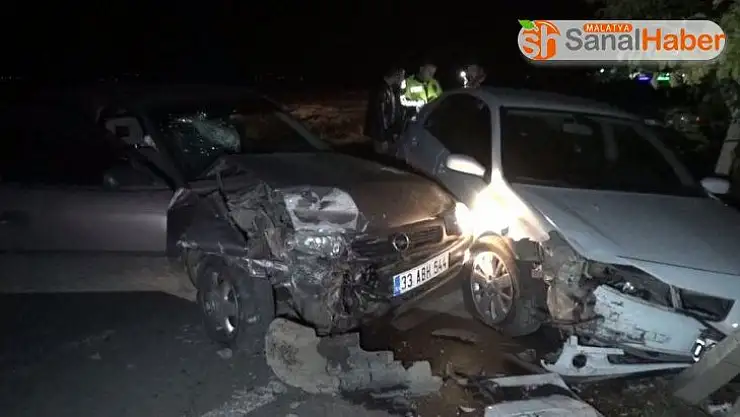 İki otomobil kafa kafaya çarpıştı: 4 yaralı