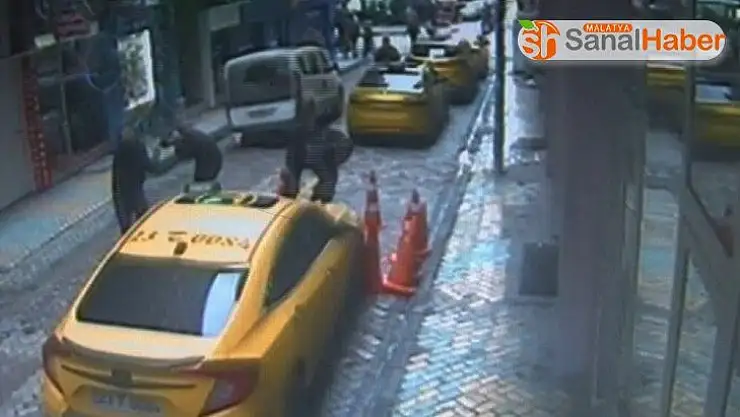 İkinci kattan taksinin üzerine düştü, o anlar kamerada