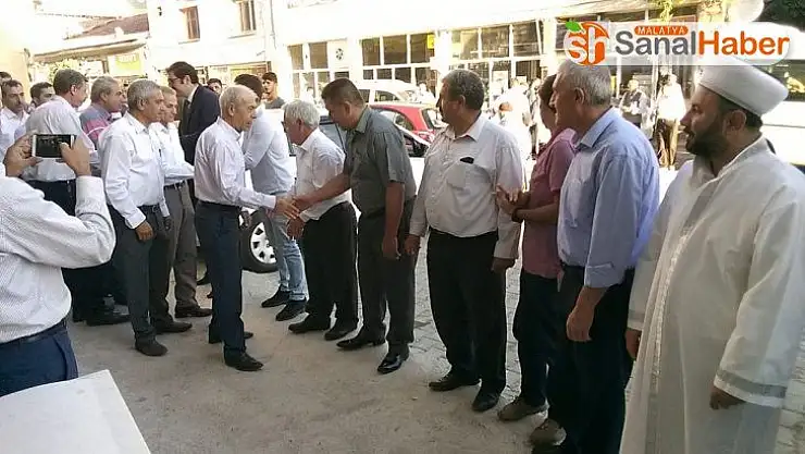 İlçe protokolü halkla bayramlaştı
