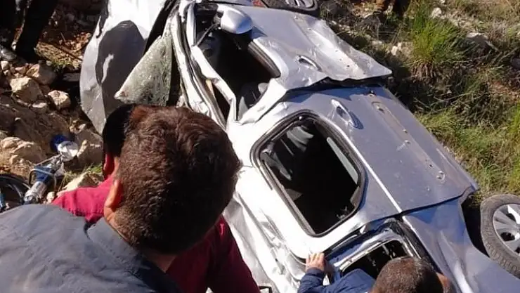 MALATYA'DA ARAÇ ŞARAMPOLE YUVARLANDI: 1 ÖLÜ, 3 YARALI