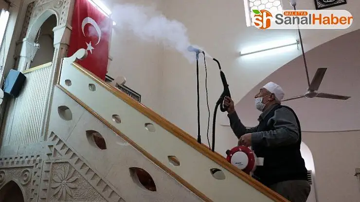 İmamlar camilerini dezenfekte ediyor