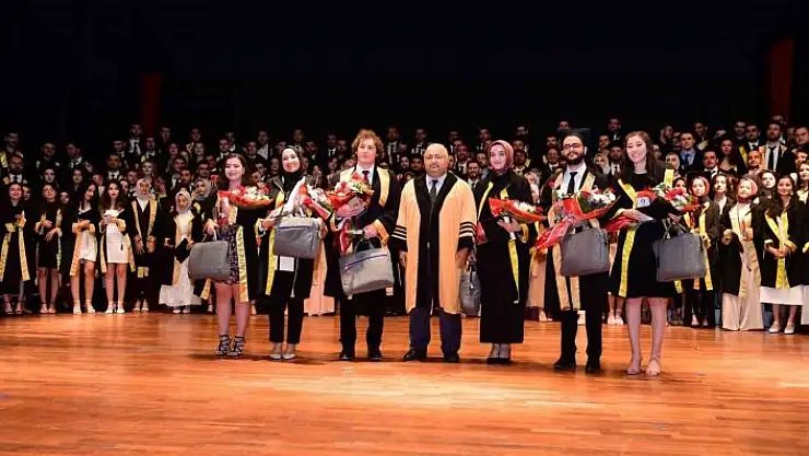 'İnönü Üniversitesi Tıp Fakültesi´nde mezuniyet coşkusu'