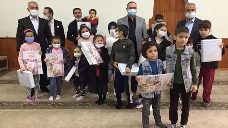 'İnternet üzerinden Kuran öğrenen öğrencilere hediyeleri verildi'