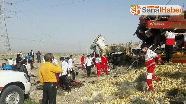 İran'daki feci kazada 12 kişi hayatını kaybetti