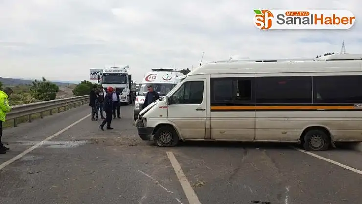 İşçi servisi bariyerlere çarptı: 4 yaralı