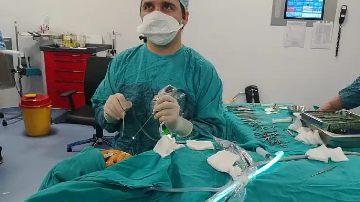 'İşitme kaybı olan çocuğa kapalı kulak zarı ameliyatı'