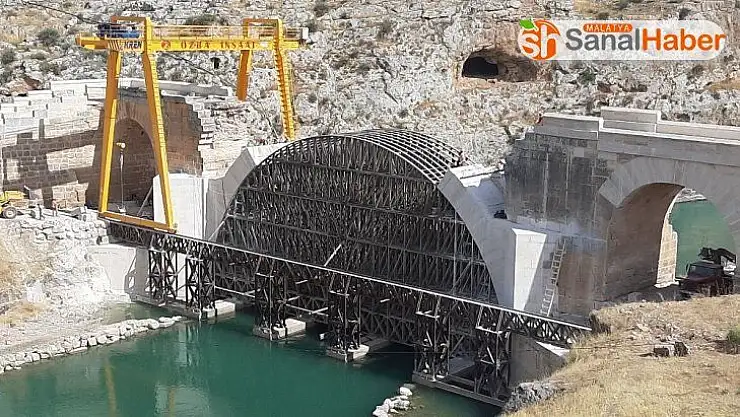 İskelesi sele kapılan tarihi köprüde restorasyon sürüyor