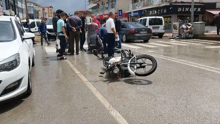 'Islak zeminde kayan motosiklet yayaya çarptı'