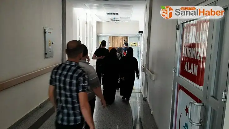 Islak zeminde kayarak düşen kadın yaralandı