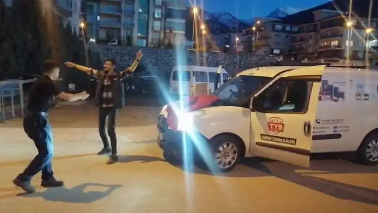 '''İşler iyi'' diye yol kenarına aracı çekip oynadılar'