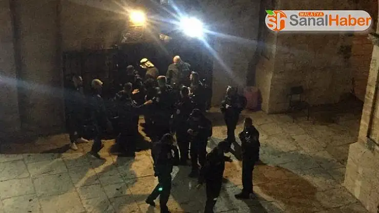 İsrail güçleri Mescidi Aksa'da namaz kılanlara saldırdı