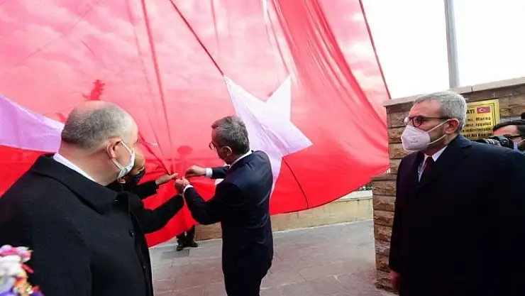 'İstiklal Madalyası Türk bayrağına takıldı'