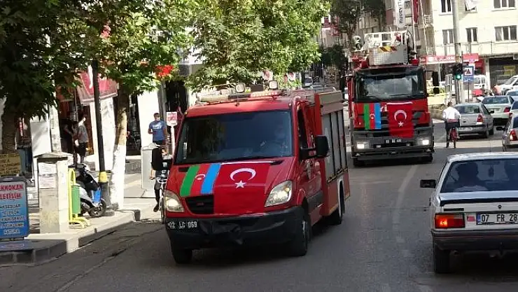 'İtfaiye ekipleri Azerbaycan bayraklarıyla şehir merkezini gezdi'