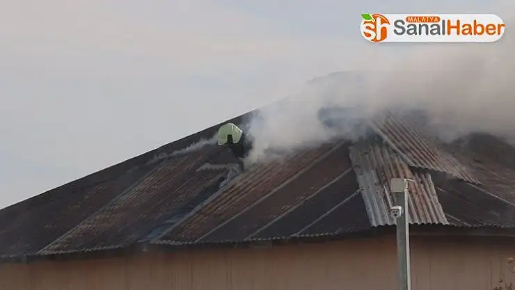 İtfaiye erinin dumanlar arasındaki mücadelesi