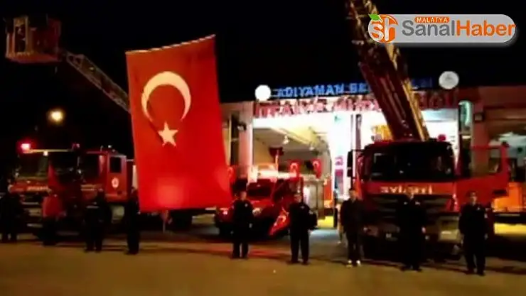 İtfaiyeciler dev Türk bayrağı altında İstiklal Marşı'nı okudu