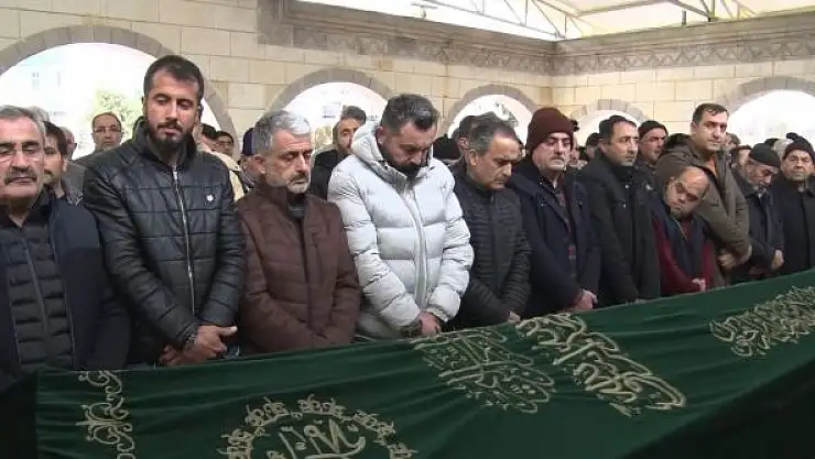 'İzmirdeki laf atma kavgasında hayatını kaybeden şahıs, memleketi Elazığda toprağa verildi'