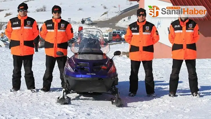 JAK Timi kayak merkezinde görevde