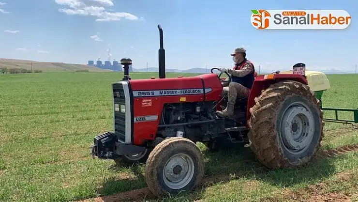 Jandarma çiftinin tarlasını gübreledi