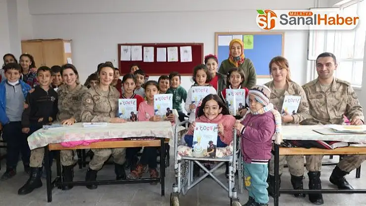 Jandarma çocuk dergisi dağıttı