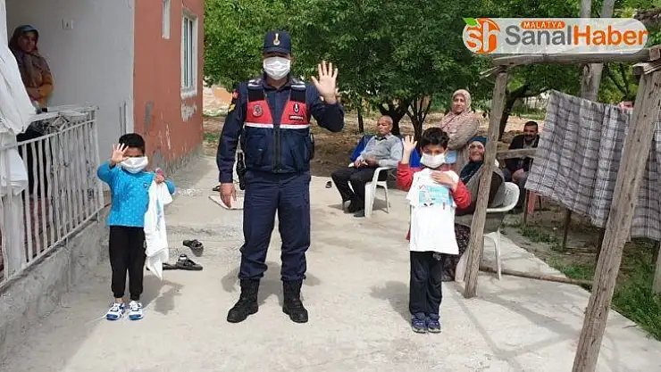 Jandarma'dan çocuklara hediye