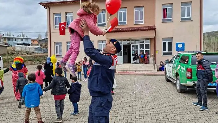 'Jandarma ekipleri 23 Nisanda çocukları sevindirdi'