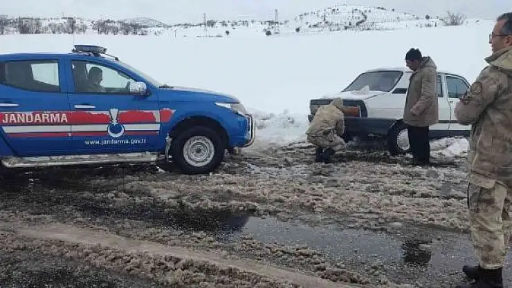 'Jandarma ekipleri araçlarıyla mahsur kalanları kurtardı'
