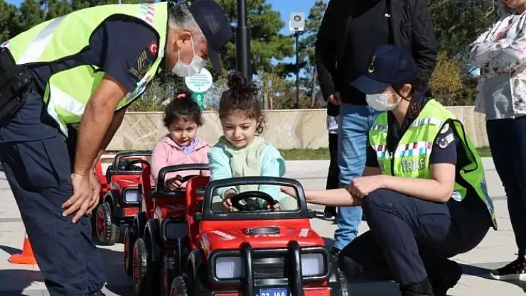 'Jandarma ekipleri, çocuklara trafik eğitimi verdi'