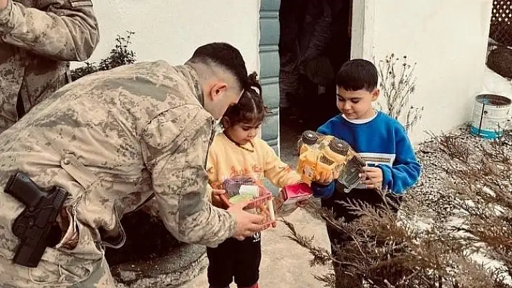 'Jandarma ekipleri depremden etkilenen çocukları unutmadı'