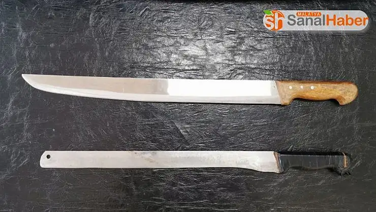 Jandarma ekipleri şüpheli araçta pala ele geçirdi
