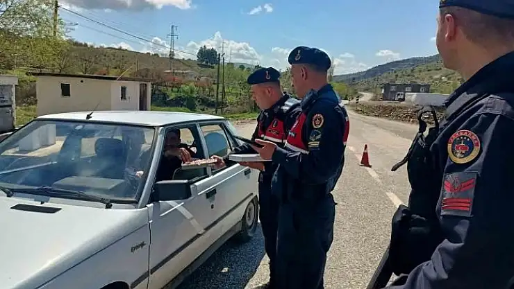'Jandarma sürücülere şeker ve kolonya ikram etti'