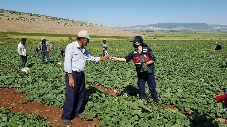 'Jandarma tarladaki çiftçilerin gününü kutladı'