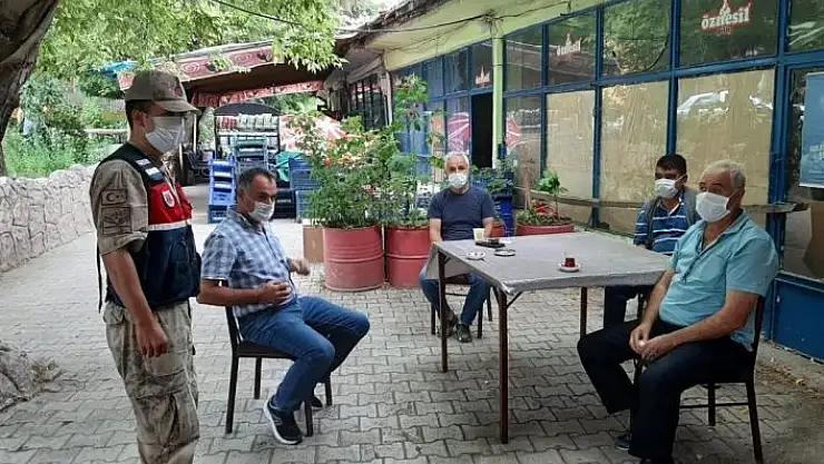 'Jandarma vatandaşın hem bayramı kutluyor hem de virüse karşı uyardı'