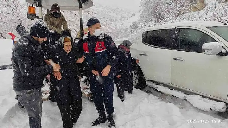 'Jandarma yaşlı çifti sırtına alarak tahliye etti'