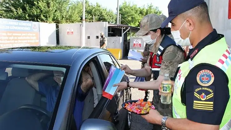 'Jandarmadan bayramda şeker ve kolonyalı uygulama'
