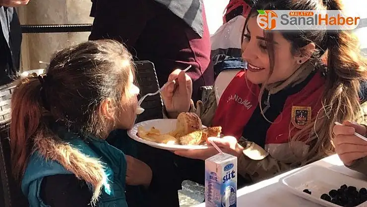 Jandarmanın kadın personellerinden depremzede çocuklara anne şefkati
