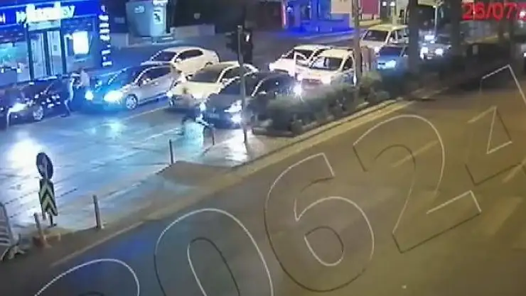 'Kaçan sürücü polis memurunu aracın kaputunda böyle sürükledi'