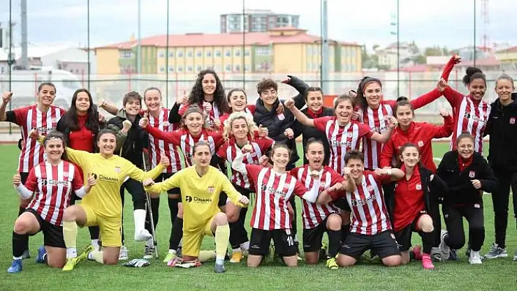 'Kadın Futbol Süper Ligi: Sivasspor: 4 - Dudulluspor: 2'