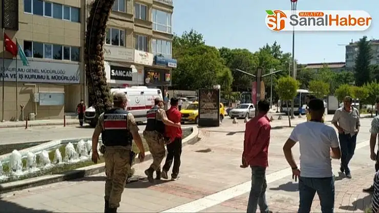 Kadını darp eden şahıs, o sırada geçen jandarma tarafından yakalandı
