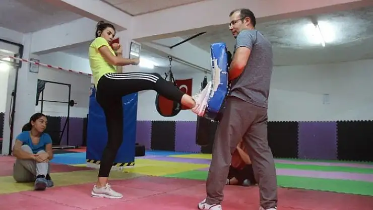 'Kadınlar kendilerini savunabilmek için yakın dövüş eğitimi alıyor'