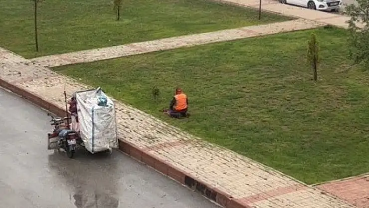 'Kağıt toplayan adam sağanak yağmurun altında namaz kıldı'