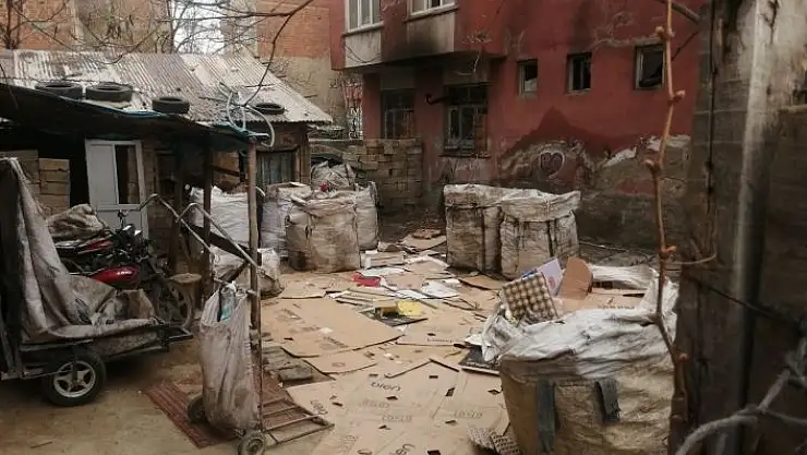 'Kağıt toplayıcıları mahalleyi atık toplama merkezine çevirdi, yayılan kokular vatandaşı bezdirdi'