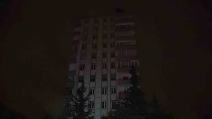 'Kahramanmaraş´ta 11 katlı ağır hasarlı bina sallandı, ekipler alarma geçti'