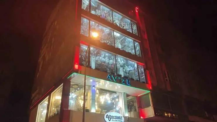 'Kahramanmaraş´ta 4 katlı avize dükkanı depremde sağlam kalmayı başardı'