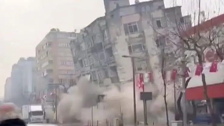 'Kahramanmaraş´ta 7 katlı binanın yıkılma anı kamerada'