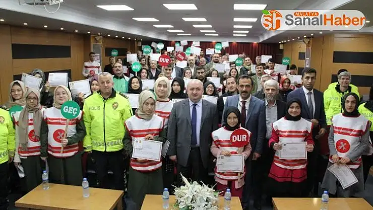 Kahramanmaraş'ta 74 okul geçit görevlisine belgeleri dağıtıldı