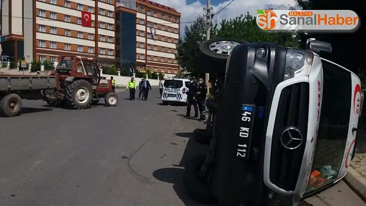 Kahramanmaraş'ta ambulans ile traktör çarpıştı: 5 yaralı