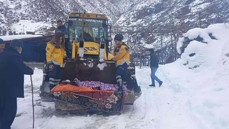 'Kahramanmaraş´ta ambulansın ulaşamadığı hasta dozerin kepçesinde ambulansa taşındı'